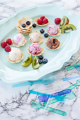 포토 JPG 해외이미지 음식 분홍색 과일 딸기 아이스크림 디저트 사탕 키위 사람없음 세로 컬러풀 쿠키 숟가락 달콤 크림 블루베리 산딸기 레시피 핸드메이드 해외202004 해외포토 컬러 수저 맛 파일형식