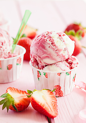 포토 JPG 해외이미지 열매 음식 분홍색 패턴 과일 딸기 아이스크림 디저트 사탕 사람없음 장식 빨간색 세로 컬러풀 시골 신선 달콤 크림 레시피 바닐라 핸드메이드 맛있는 해외202004 해외포토 식물 컬러 무늬 맛 파일형식