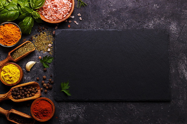 포토 JPG 해외이미지 파프리카 파슬리 마늘 사람없음 어둠 조미료 가루 머스터드 허브 향신료 소금 후추 카레 바질 로즈메리 석판 오레가노 해외202004 해외202105 해외포토 식물 음식 채소 소스_음식 향미료 파일형식