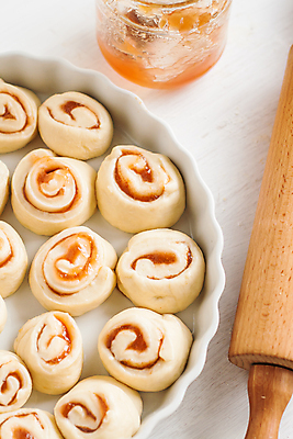 포토 JPG 해외이미지 음료 음식 과일 디저트 사람없음 컵 케이크 얼음 소용돌이 잼 설탕 천 굽기 복고 반죽 브런치 롤 번 핸드메이드 해외202004 해외포토 자연요소 식기 빵 식사 회오리 직물 소스_음식 구이 파일형식