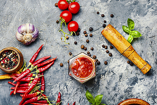 포토 JPG 해외이미지 토마토 채소 고추 파프리카 마늘 사람없음 항아리 조미료 케첩 향신료 후추 토마토소스 막자 해외202004 해외202105 해외포토 도자기 소스_음식 향미료 파일형식