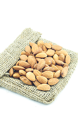 포토 JPG 해외이미지 실내 사람없음 여러개 가득함 흰배경 자루 아몬드 해외202004 해외202105 해외포토 다수 백그라운드 내부 견과류 흰색 파일형식