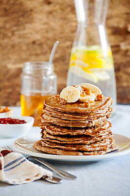 포토 JPG 해외이미지 포크 과일 바나나 실내 사람없음 견과류 항아리 밀 브런치 꿀 해외202004 해외202105 해외포토 식기 곡류 내부 식사 도자기 파일형식
