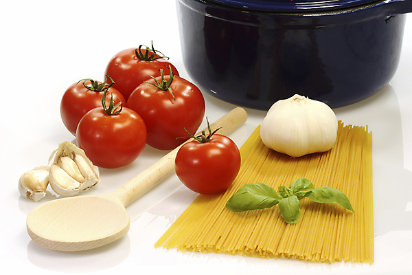 포토 JPG 해외이미지 토마토 식재료 실내 마늘 사람없음 냄비 흰배경 바질 나무주걱 파스타면 해외202004 해외202105 해외포토 백그라운드 채소 파스타 내부 목재 흰색 면류 솥 주걱 파일형식