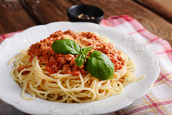 포토 JPG 해외이미지 토마토 채소 치즈 파스타 스파게티 사람없음 소고기 면 고명 밀 허브 서빙 토핑 바질 삶기 해외202004 해외202105 해외포토 식물 유제품 곡류 서양음식 육류 파일형식