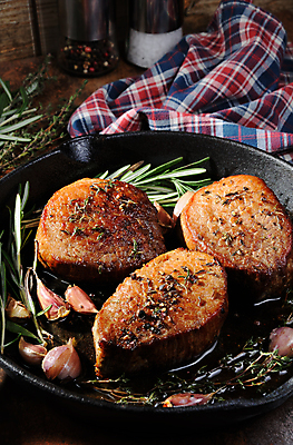 포토 JPG 해외이미지 반찬 스테이크 사람없음 옆모습 소고기 튀김 조미료 그릴 바비큐 향신료 브런치 로즈메리 백리향 해외202004 해외202105 해외포토 레이스천 음식 뷰포인트 주방용품 서양음식 육류 식사 직물 허브 향미료 파일형식