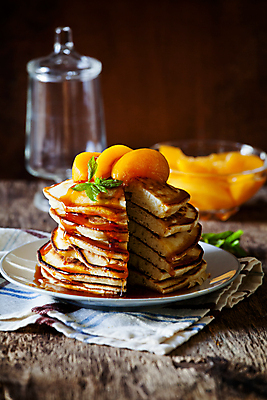 포토 JPG 해외이미지 접시 음식 잎 과일 디저트 요리 사람없음 쌓기 견과류 튀김 최고 붓기 굽기 복숭아 토핑 시럽 레시피 꿀 팬케이크 핸드메이드 캐러멜 해외202004 해외포토 식물 식기 모션 케이크 구이 파일형식