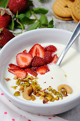 포토 JPG 해외이미지 딸기 사람없음 옆모습 쿠키 브런치 요거트 캐슈넛 해외202004 해외202105 해외포토 뷰포인트 과일 디저트 유제품 식사 견과류 파일형식