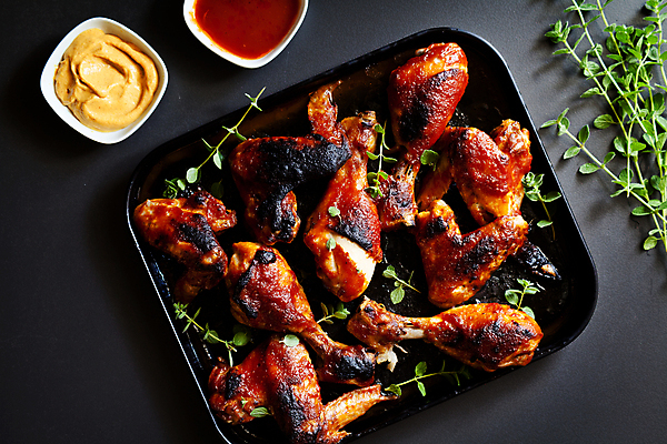 포토 JPG 해외이미지 패스트푸드 실내 사람없음 어둠 애피타이저 바비큐 머스터드 허브 향신료 브런치 닭날개 백리향 해외202004 해외202105 해외포토 식물 음식 내부 식사 닭고기 소스_음식 인스턴트 향미료 파일형식