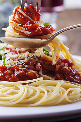 포토 JPG 해외이미지 손 포크 토마토 채소 치즈 파스타 스파게티 사람없음 와인 어둠 널 해외202004 해외202105 해외포토 식기 유제품 주류 서양음식 신체부위 파일형식