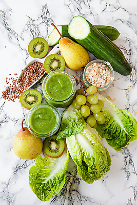 포토 JPG 해외이미지 단면 오이 잔 실내 키위 사람없음 하이앵글 야채주스 배추 흰배경 청포도 대리석 서양배 스쿱 오트밀 해외202004 해외202105 해외포토 식기 뷰포인트 백그라운드 채소 과일 재료 포도 내부 주스 흰색 배_과일 파일형식 귀리