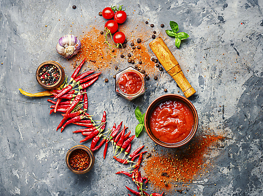 포토 JPG 해외이미지 토마토 채소 고추 파프리카 마늘 사람없음 항아리 조미료 케첩 향신료 후추 토마토소스 해외202004 해외202105 해외포토 도자기 소스_음식 향미료 파일형식