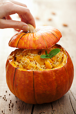 포토 JPG 해외이미지 손 채소 호박 밥 치즈 사람없음 할로윈 잡기 슬라이스 작살 해외202004 해외202105 해외포토 음식 모션 유제품 신체부위 파일형식