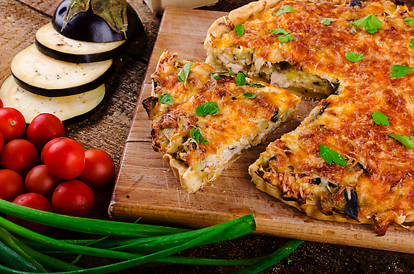 포토 JPG 해외이미지 접시 음식 토마토 채소 가지 치즈 육류 요리 사람없음 계란 브로콜리 굽기 크림 브런치 부추 훈제 백리향 주키니 타르트 핸드메이드 해외202004 해외포토 식기 빵 식재료 유제품 알 식사 구이 파이_빵 파일형식