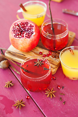 포토 JPG 해외이미지 음료 음식 분홍색 크리스마스 오렌지 과일 도마 사람없음 목재 장식 빨간색 컬러풀 와인 주스 시골 신선 칵테일 뜨거움 오렌지주스 자주색 향신료 석류 레시피 바닐라 핸드메이드 해외202004 해외포토 나무 기념일 컬러 재료 주방용품 주류 과일주스 향미료 파일형식