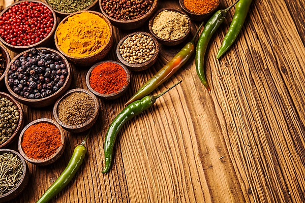 포토 JPG 해외이미지 고추 실내 사람없음 조미료 가루 향신료 담기 나무그릇 시나몬 통후추 파프리카가루 강황 카피스페이스 나무배경 해외202004 해외202105 해외포토 그릇 백그라운드 채소 식재료 모션 내부 목재 공백 후추 향미료 파일형식