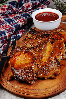 포토 JPG 해외이미지 반찬 돼지고기 스테이크 사람없음 옆모습 튀김 조미료 그릴 바비큐 케첩 향신료 브런치 토마토소스 로즈메리 백리향 해외202004 해외202105 해외포토 레이스천 음식 뷰포인트 주방용품 서양음식 육류 식사 직물 소스_음식 허브 향미료 파일형식