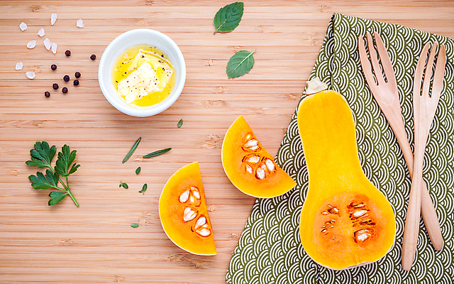 포토 JPG 해외이미지 식재료 호박 실내 사람없음 식탁보 허브 소금 종지 버터 나무포크 통후추 나무배경 해외202004 해외202105 해외포토 식물 그릇 백그라운드 포크 채소 내부 후추 파일형식