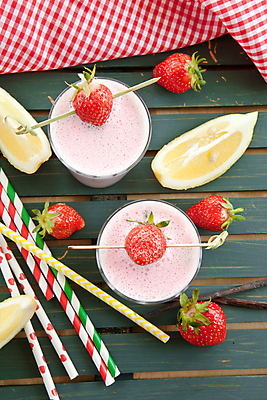 포토 JPG 해외이미지 빨대 사람없음 설탕 체크무늬 슬라이스 쉐이크 떨림 바닐라 스무디 카피스페이스 해외202004 해외202105 해외포토 음료 무늬 모션 공백 파일형식