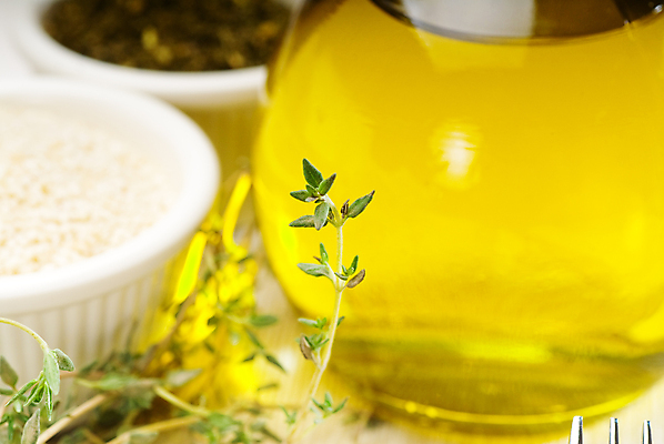 포토 JPG 해외이미지 식재료 실내 근접촬영 사람없음 아웃포커스 올리브오일 백리향 해외202004 해외202105 해외포토 뷰포인트 촬영기법 내부 기름_음식 파일형식