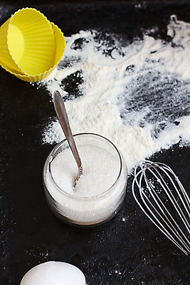 포토 JPG 해외이미지 검은배경 실내 사람없음 계란 숟가락 설탕 밀가루 제빵 거품기 유리그릇 해외202004 해외202105 해외포토 그릇 백그라운드 유리 주방용품 수저 내부 제과제빵 알 검은색 가루 파일형식