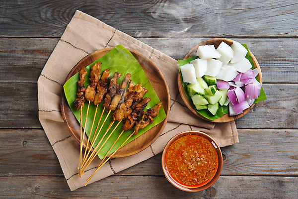 포토 JPG 해외이미지 오이 사람없음 소고기 꼬치 연기 그릴 수증기 바비큐 슬라이스 인도네시아 땅콩 양고기 말레이시아 싱가폴 케밥 라마단 해외202004 해외202105 해외포토 아시아 음식 채소 주방용품 육류 견과류 파일형식