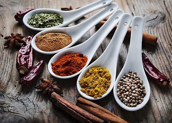 포토 JPG 해외이미지 실내 사람없음 숟가락 가루 향신료 말린고추 시나몬스틱 파프리카가루 강황 나무배경 해외202004 팔각회향 해외202105 해외포토 백그라운드 식재료 고추 수저 내부 시나몬 향미료 파일형식