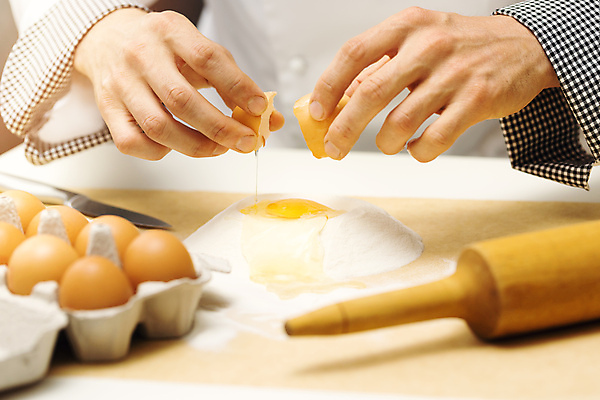 포토 JPG 해외이미지 손 실내 들기 신체부위 계란 반죽 밀가루 계란판 날계란 반죽밀대 해외202004 해외202105 해외포토 모션 사람 내부 알 가루 밀대 파일형식