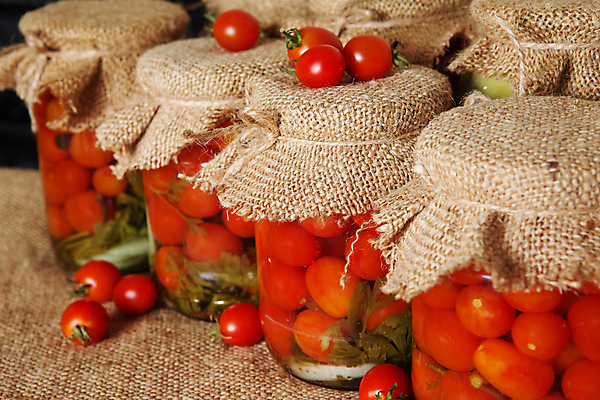 포토 JPG 해외이미지 토마토 채소 방울토마토 양파 마늘 사람없음 항아리 조미료 캔 향신료 피클 소금 식초 절임 해외202004 해외202105 해외포토 음식 도자기 향미료 파일형식