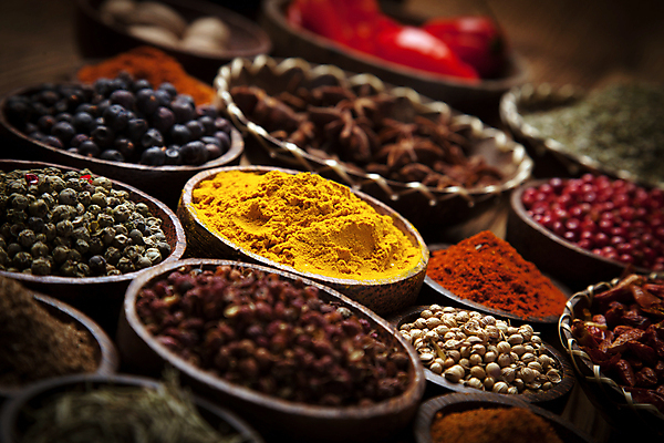 포토 JPG 해외이미지 열매 실내 씨앗 사람없음 아웃포커스 여러개 조미료 향신료 담기 비네팅 나무그릇 통후추 파프리카가루 강황 해외202004 해외202105 해외포토 식물 그릇 다수 식재료 모션 촬영기법 내부 목재 가루 후추 향미료 파일형식