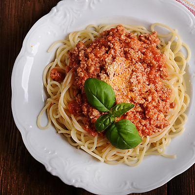 포토 JPG 해외이미지 토마토 채소 치즈 파스타 스파게티 사람없음 소고기 면 고명 밀 허브 서빙 토핑 바질 삶기 해외202004 해외202105 해외포토 식물 유제품 곡류 서양음식 육류 파일형식