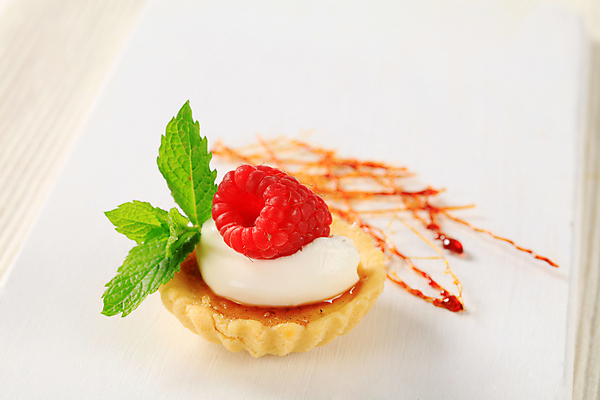 포토 JPG 해외이미지 열매 음식 과일 디저트 도마 사람없음 케이크 굽기 민트 크림 산딸기 토핑 레시피 바닐라 커스터드 타르트 휘핑크림 캐러멜 맛있는 해외202004 해외포토 식물 빵 주방용품 구이 허브 파이_빵 휘핑 파일형식