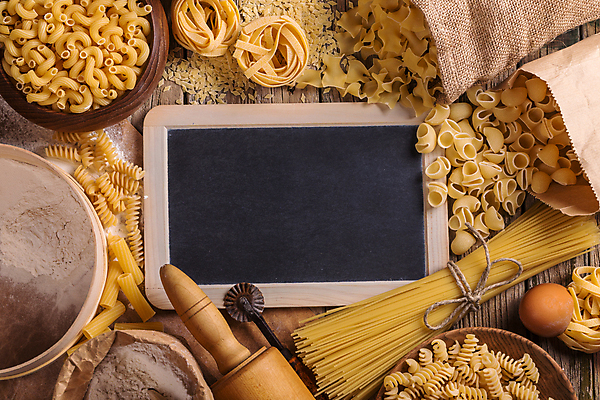 포토 JPG 해외이미지 파스타 스파게티 사람없음 칠판 밀 타입 마카로니 탈리아텔레 해외202004 해외202105 해외포토 곡류 서양음식 파스타면 파일형식