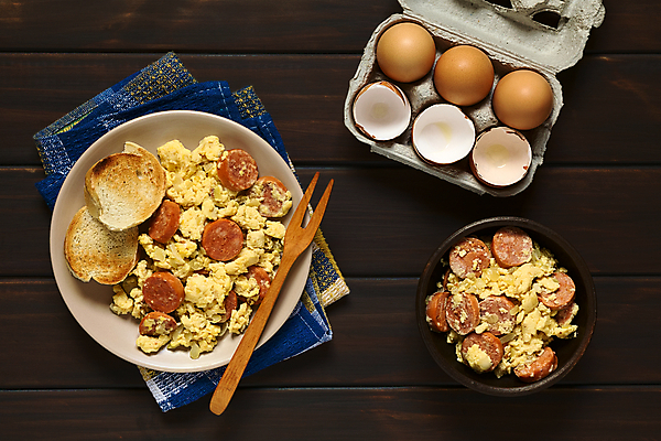 포토 주간 식기 음식 빵 채소 알 식사 가공식품 술취함 파일형식 JPG 해외이미지 포크 아침 양파 사람없음 상자 계란 어둠 튀김 소시지 바게트 만취 브런치 머리위 토스트 스크램블 초리조 해외202004 해외202105 해외포토