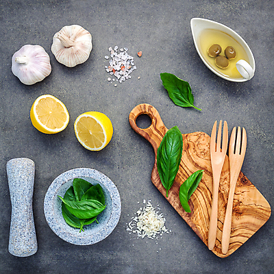 포토 JPG 해외이미지 잎 회색배경 단면 실내 사람없음 하이앵글 레몬 막자사발 나무도마 나무포크 치즈가루 통마늘 해외202004 해외202105 핑크솔트 해외포토 식물 뷰포인트 백그라운드 포크 과일 도마 마늘 내부 목재 회색 사발 가루 소금 파일형식