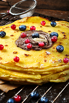 포토 JPG 해외이미지 과일 사람없음 초콜릿 튀김 정크푸드 복고 블루베리 브런치 팬케이크 건포도 해외202004 해외202105 해외포토 음식 포도 디저트 케이크 식사 건과일 파일형식