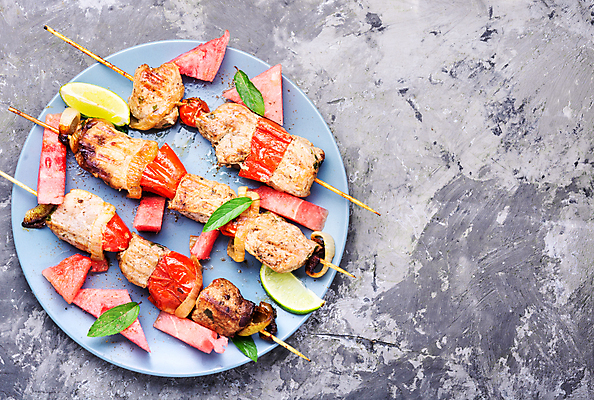 포토 JPG 해외이미지 과일 수박 패스트푸드 돼지고기 사람없음 소풍 소고기 꼬치 그릴 바비큐 케밥 송아지고기 카피스페이스 해외202004 해외202105 해외포토 음식 주방용품 육류 야외활동 공백 인스턴트 파일형식