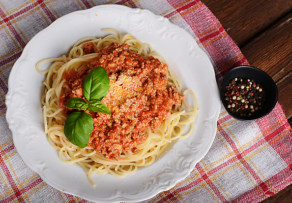 포토 JPG 해외이미지 토마토 채소 치즈 파스타 스파게티 사람없음 소고기 면 고명 밀 허브 서빙 토핑 바질 삶기 해외202004 해외202105 해외포토 식물 유제품 곡류 서양음식 육류 파일형식
