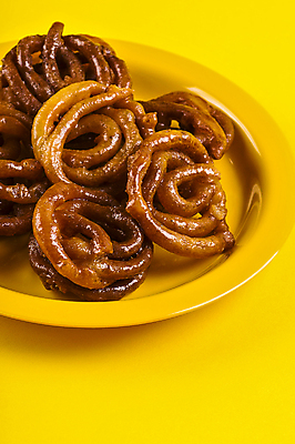 포토 JPG 해외이미지 나선형 사람없음 튀김 설탕 밀가루 발효 사프란 해외202004 해외202105 해외포토 음식 무늬 가루 향신료 파일형식