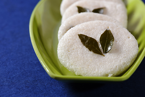 포토 JPG 해외이미지 그릇 잎 실내 근접촬영 사람없음 담기 파란배경 일렬 인도음식 동남아음식 해외202004 해외202105 비건음식 해외포토 식물 식기 음식 뷰포인트 백그라운드 모션 내부 파란색 동양음식 파일형식 비건