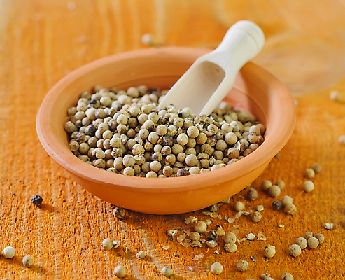 포토 JPG 해외이미지 그릇 실내 사람없음 껍질 향신료 담기 스쿱 통후추 나무배경 해외202004 해외202105 해외포토 식기 백그라운드 모션 내부 후추 향미료 파일형식