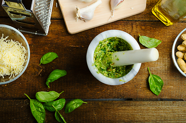 포토 JPG 해외이미지 치즈 실내 사람없음 올리브오일 땅콩 바질 막자사발 강판 나무도마 페스토 나무배경 해외202004 해외202105 해외포토 백그라운드 유제품 도마 내부 목재 견과류 사발 소스_음식 기름_음식 파일형식