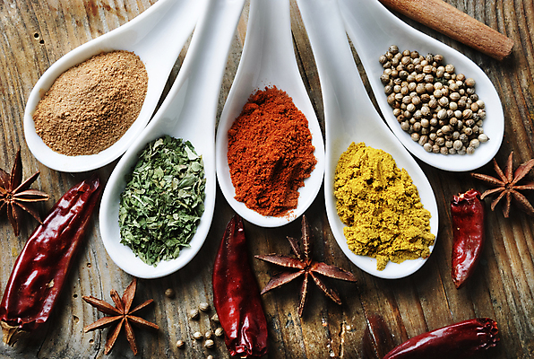 포토 JPG 해외이미지 실내 종류 씨앗 사람없음 숟가락 가루 향신료 말린고추 시나몬스틱 파프리카가루 강황 나무배경 해외202004 팔각회향 해외202105 해외포토 식물 백그라운드 식재료 고추 수저 내부 시나몬 향미료 파일형식