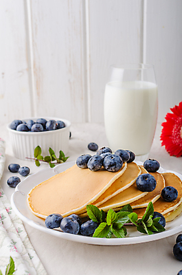 포토 JPG 해외이미지 접시 열매 음식 잎 과일 디저트 바나나 요리 사람없음 쌓기 우유 굽기 민트 유기농 블루베리 브런치 시럽 꿀 팬케이크 핸드메이드 맛있는 해외202004 해외포토 식물 식기 웰빙 모션 유제품 케이크 식사 구이 허브 파일형식