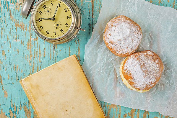 포토 JPG 해외이미지 시계 사람없음 독서 과자 낭만 시간 도넛 설탕 향수 복고 공포 과거 머리위 토핑 해로움 해외202004 해외202105 해외포토 컨셉 디저트 화장품 파일형식