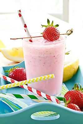 포토 JPG 해외이미지 열매 음료 음식 딸기 쟁반 빨대 사람없음 목재 장식 빨간색 초록색 파란색 컬러풀 우유 시골 신선 레몬 크림 상쾌 유기농 냅킨 슬라이스 레시피 쉐이크 바닐라 숙성 스무디 핸드메이드 카피스페이스 해외202004 해외포토 나무 식물 웰빙 감정 컬러 과일 재료 유제품 공백 파일형식