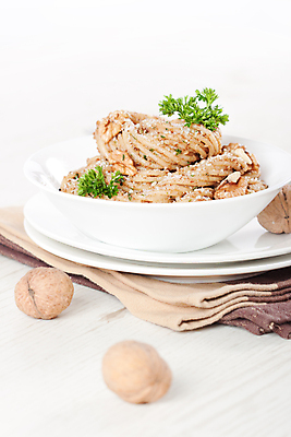 포토 JPG 해외이미지 포크 채소 치즈 파스타 파슬리 마늘 스파게티 사람없음 견과류 허브 올리브 호두 버터 펜네 해외202004 해외202105 해외포토 식물 식기 열매 유제품 서양음식 파일형식