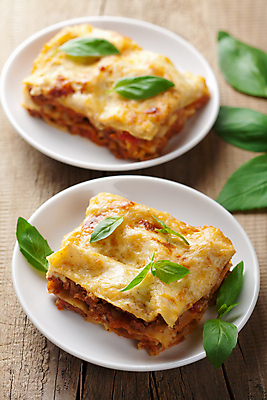 포토 JPG 해외이미지 접시 음식 잎 토마토 채소 치즈 육류 요리 사람없음 소고기 굽기 향신료 유기농 바질 다진 라자냐 모짜렐라치즈 볼로냐 탄수화물 핸드메이드 맛있는 해외202004 해외포토 식물 식기 웰빙 식재료 유제품 이탈리아음식 구이 향미료 파일형식
