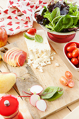 포토 JPG 해외이미지 토마토 채소 과일 방울토마토 치즈 도마 사람없음 사과 상추 레몬 허브 루꼴라 총각무 페타치즈 해외202004 해외202105 해외포토 식물 주방용품 유제품 무 파일형식