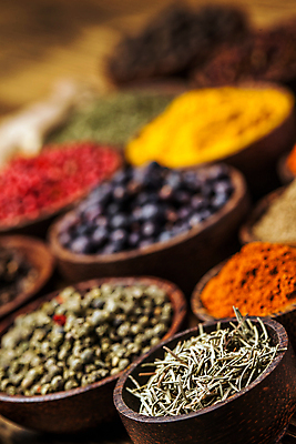 포토 JPG 해외이미지 실내 씨앗 사람없음 아웃포커스 조미료 가루 허브 향신료 담기 나무그릇 파프리카가루 해외202004 해외202105 해외포토 식물 그릇 모션 촬영기법 내부 목재 향미료 파일형식